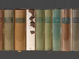 de nombreux livres alignés sur une étagère