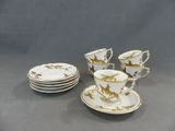 quatre tasses et une soucoupe sur la table