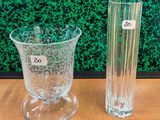 deux vases posés sur une table l'un à côté de l'autre