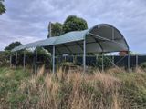 une grande structure métallique située au milieu d'un champ
