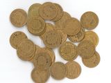 une pile de pièces d'or posée sur une surface blanche