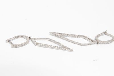paire de boucles d'oreilles en diamant sur fond blanc