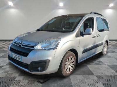 la camionnette argentée est garée sur le sol à carreaux d'une pièce