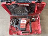 une boîte à outils rouge avec des outils sur le sol