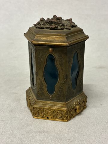 Petite boite (thé ?) en métal doré, intérieur à 4 compartiments, 