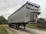 un gros camion garé sur le bord de la route