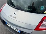 une voiture sur laquelle est collé un autocollant à l'arrière