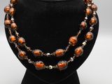 un gros plan d'un collier sur une tête de mannequin