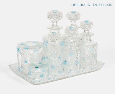 un plateau en verre sur lequel sont posés de nombreuses bouteilles et verres
