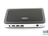 l'arrière d'un ordinateur portable Dell doté d'un capot noir et blanc