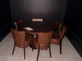 une table et des chaises dans une pièce dont l'un des murs est noir