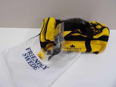 un sac jaune et noir posé sur une table blanche