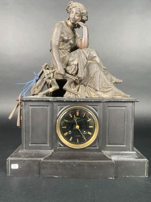 MOREAU. Une pendule de cheminée figurant un sujet féminin en…