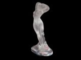 une sculpture en verre représentant une femme sur fond noir