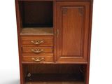 une photo d'une armoire en bois avec des tiroirs et une étagère
