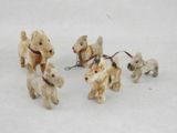 un petit groupe d'animaux en peluche posés sur une surface blanche