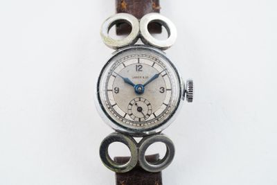 une montre posée sur un bracelet en cuir marron