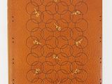 un carnet en cuir marron orné d'un motif sur la couverture