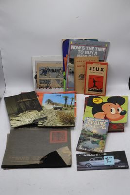 de nombreux livres posés sur la table, avec un appareil photo à côté