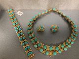 gros plan d'un collier et de boucles d'oreilles sur une table