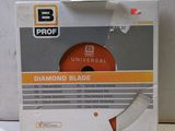 une image représentant une boîte de disques diamantés posée sur une surface blanche