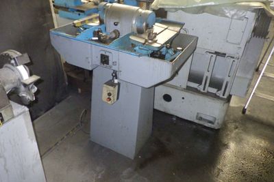 une machine qui se trouve dans une pièce, près d'un mur
