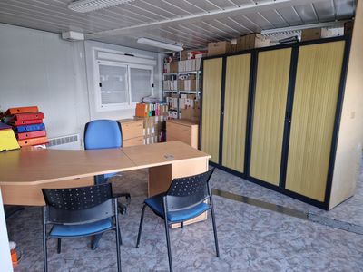 une pièce dans laquelle se trouvent une table et deux chaises
