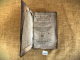 un vieux livre posé sur une table à côté d'une feuille de papier