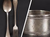 deux cuillères et une fourchette en argent sur une table