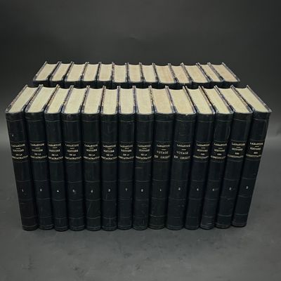 un lot de douze livres reliés en cuir noir, empilés les uns sur les autres