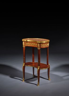 une paire de tables d'appoint de style Louis II