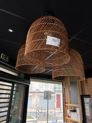 un panier en osier suspendu au plafond d'un restaurant