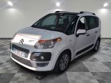 la petite voiture blanche est garée sur un carrelage à carreaux