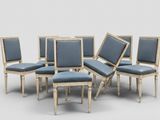 six chaises aux assises rembourrées bleues, disposées en cercle