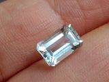 une image représentant une personne tenant un diamant blanc dans la main