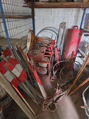 une pièce remplie de bric-à-brac