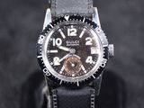 gros plan d'une montre sur une surface noire
