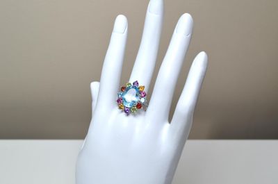 Une bague "tuti fruti" en argent sertie au centre d'une topa…