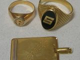Deux bagues en or et une médaille sont posées sur une table