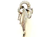 une image représentant une broche en argent sertie de diamants, sur fond blanc
