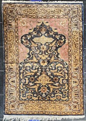 un vieux tapis orné d'un motif, posé sur un sol carrelé