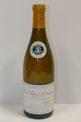 une bouteille de vin posée sur une table