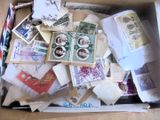 une boîte remplie de timbres et des timbres posés sur une table