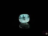 une image représentant un diamant bleu posé sur une surface noire