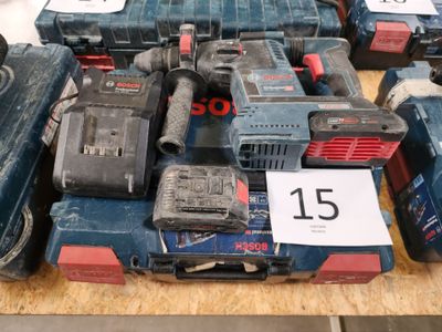 un grand nombre d'outils posés sur une table