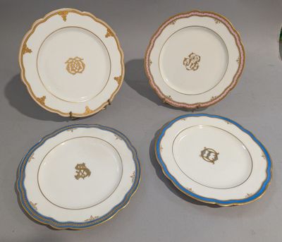 quatre assiettes ornées de motifs dorés et bleus, posées sur une table