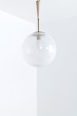 un gros plan d'une lampe suspendue au plafond d'une pièce