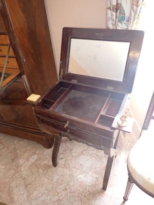 un miroir posé sur un bureau sur lequel se trouve un miroir