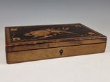une image représentant une boîte en bois ornée d'un motif d'oiseau