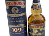 une bouteille de whisky écossais Glen Moray 10 ans d'âge à côté d'une boîte métallique